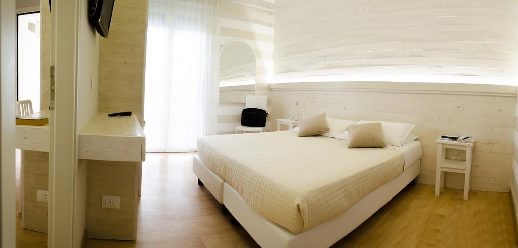 Mona Lisa Hotel Cattolica Bilik gambar
